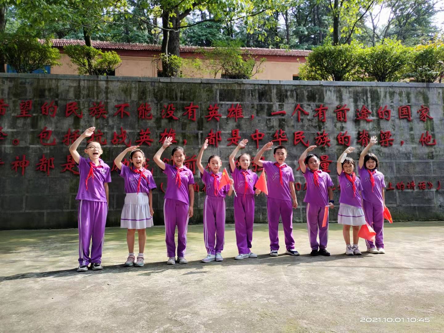 棲霞市實(shí)驗(yàn)小學(xué)4.9中隊(duì)開展“國慶勿忘祭先烈”(圖4) 棲霞市實(shí)驗(yàn)小學(xué)4.9中隊(duì)開展“國慶勿忘祭先烈”(圖4)