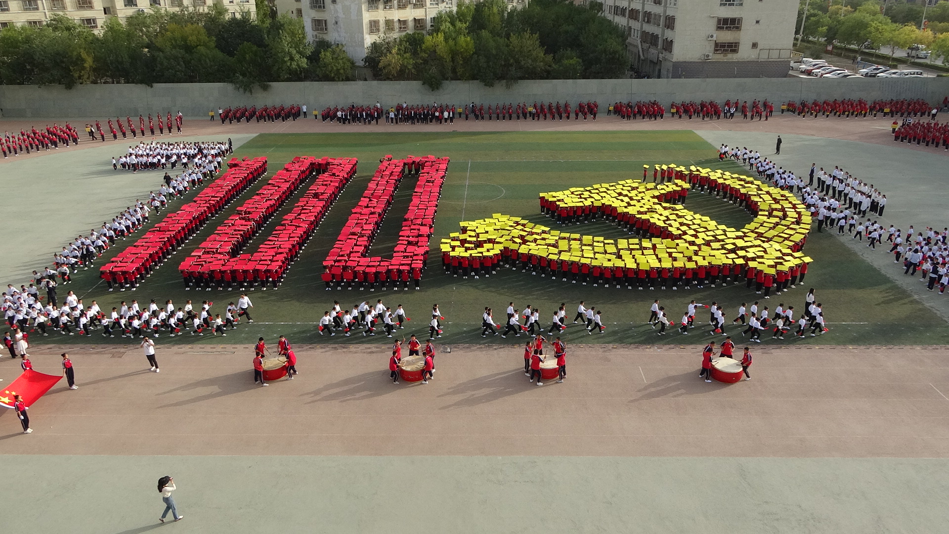 库尔勒市第八中学举行第12届体育节开幕式(图1)