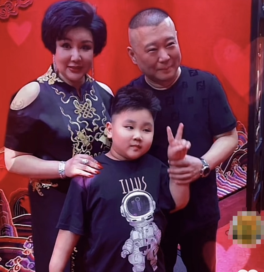 王惠時隔20年罕見登臺演出，郭德綱親自為老婆報幕，穿露肩旗袍體格是老公兩倍寬