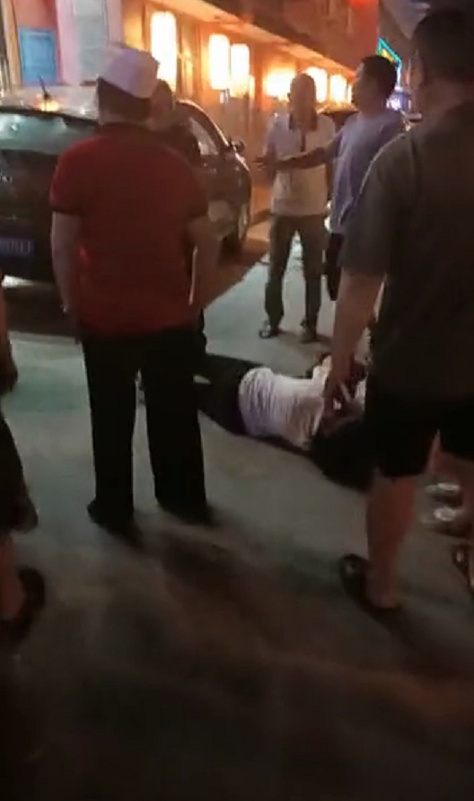 Hubei Province의 Qianjiang에있는 스포츠 토토 배트맨 운전으로 여러 사람을 연속으로 맞았습니다. 경찰 : 음주 운전 및 마약 운전을 제외하고 부적절하게 시작되었습니다