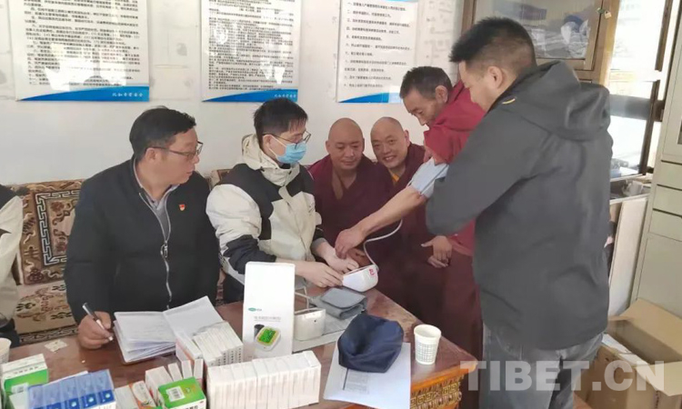 国庆佳节，“天路医行”志愿服务队将医药温暖送到基层