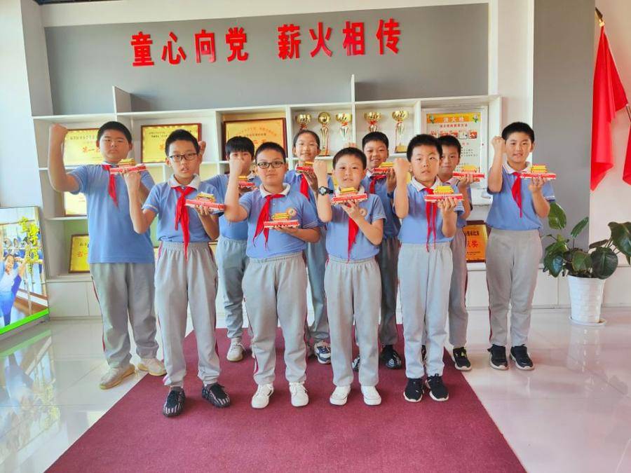 威海普陀路小學(xué)舉行“點(diǎn)燃愛國情 傳承中國夢”(圖4) 威海普陀路小學(xué)舉行“點(diǎn)燃愛國情 傳承中國夢”(圖4)