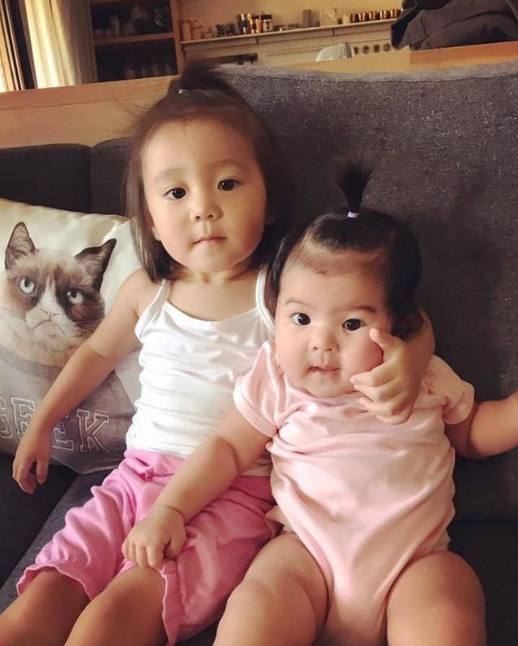 賈靜雯兩個女兒好美，咘咘恬靜淑女，3歲Bo妞越來越粘爸爸