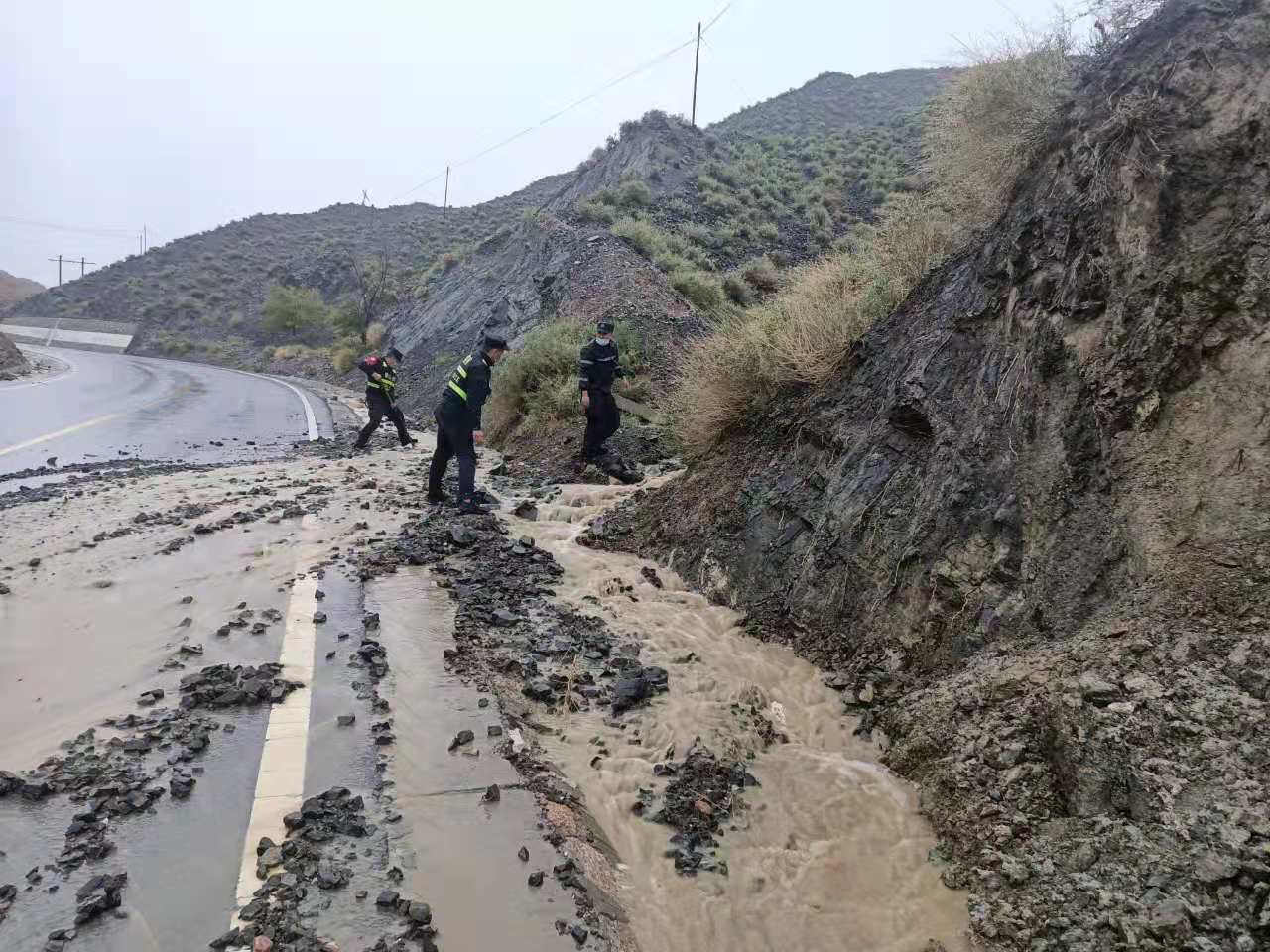 新疆和硕：雨天塌方道路受阻 民警冒雨排险护民安