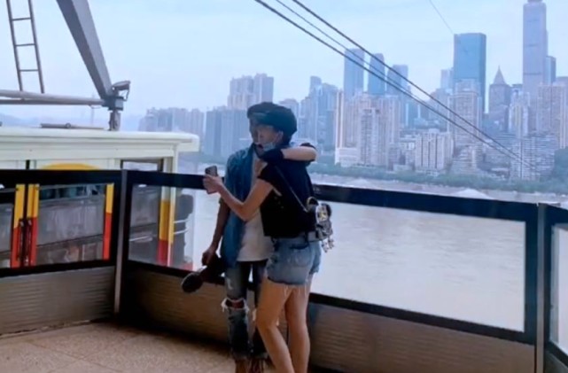 太甜蜜！蔡少芬张晋游重庆长江索道，被人群包围依旧镇定拥抱合影