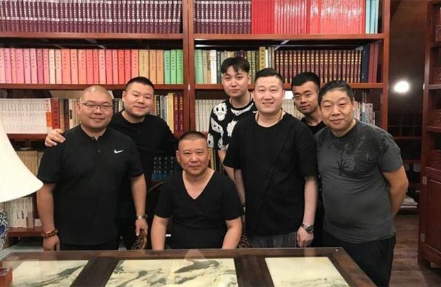 放弃德云社的“鹤”字辈，转投曹云金门下，赵