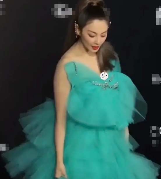 红毯女神张雨绮出席活动翻车？松糕长裙造型雷人，网友：像圣诞树