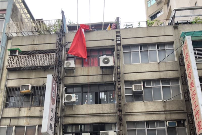 台北民眾新年自發升起五星紅旗，島內警察火速趕到阻止，同胞的心已被傷透