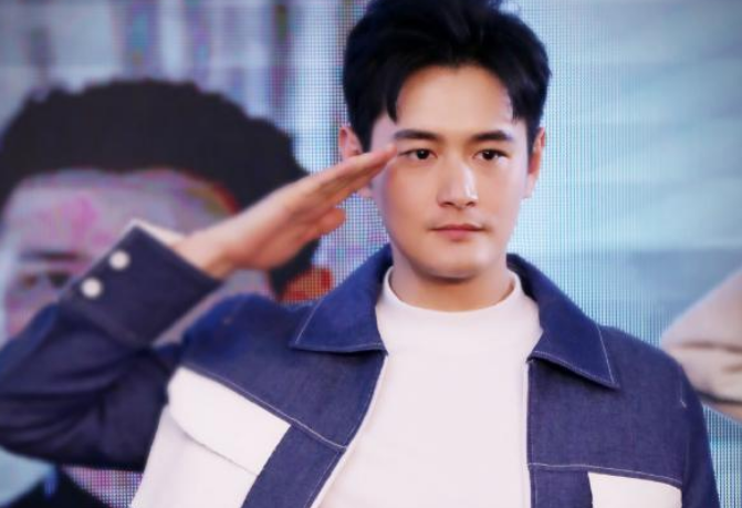 他是容嬷嬷的“儿子”，出道十几年一直不温不