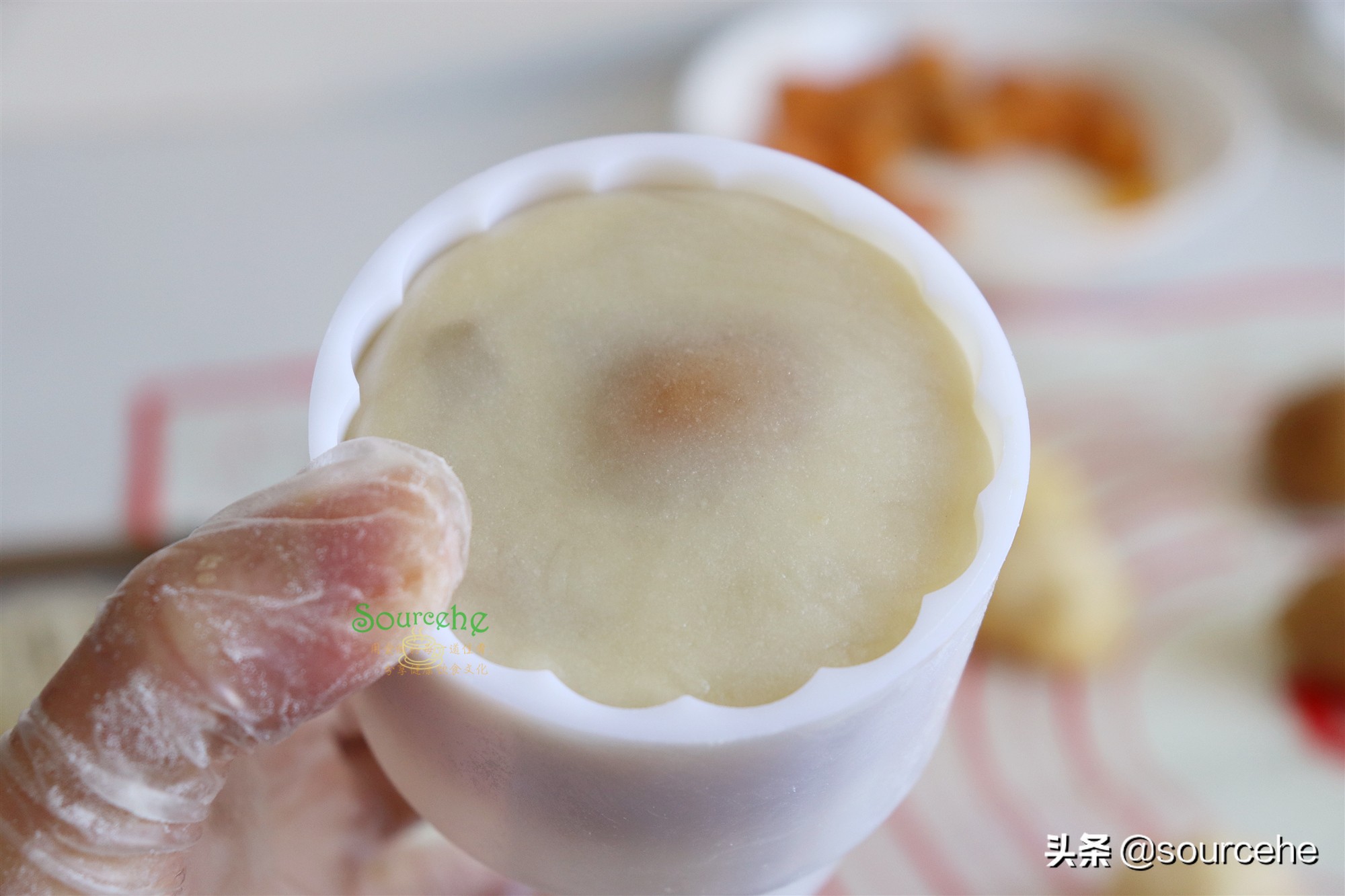 广式莲蓉蛋黄月饼，掌握3个技巧，色泽金黄，皮薄香润，回油快