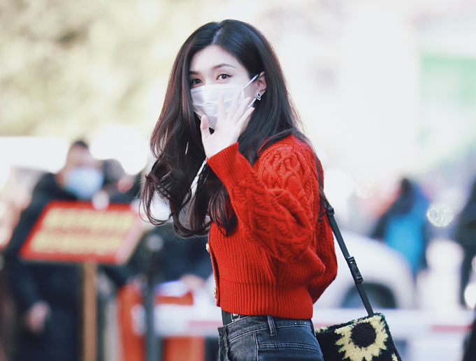 Spring late couplet platoon: Qin Hailu takes vacuum cup, yang Mi publicizes the film with guaze mask, ni Ni wears cape to become short