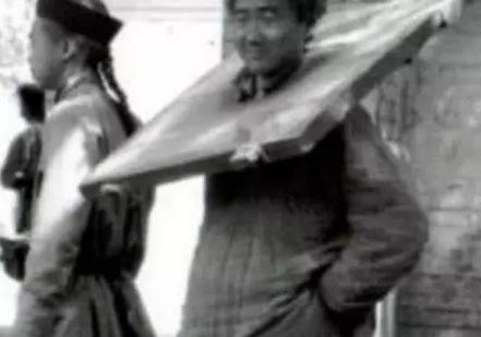 老照片，日本慰安妇给美国大兵服务，最后一张男子淡定提裤子