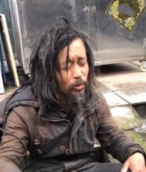 抖音网红流浪汉身份曝光，身旁的大姐窜红，网友：想红想疯了吧