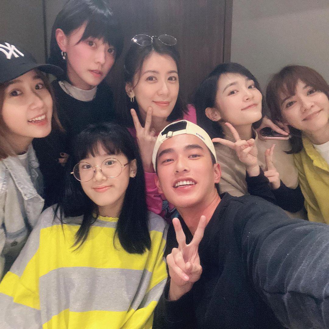 46歲賈靜雯帶女兒聚餐，C位出鏡超凍齡，被讚像少女團體