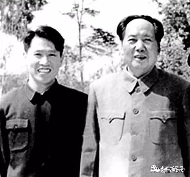 前有大河，后有追兵，周恩来焦急万分，毛泽东淡定说道：拿烟来