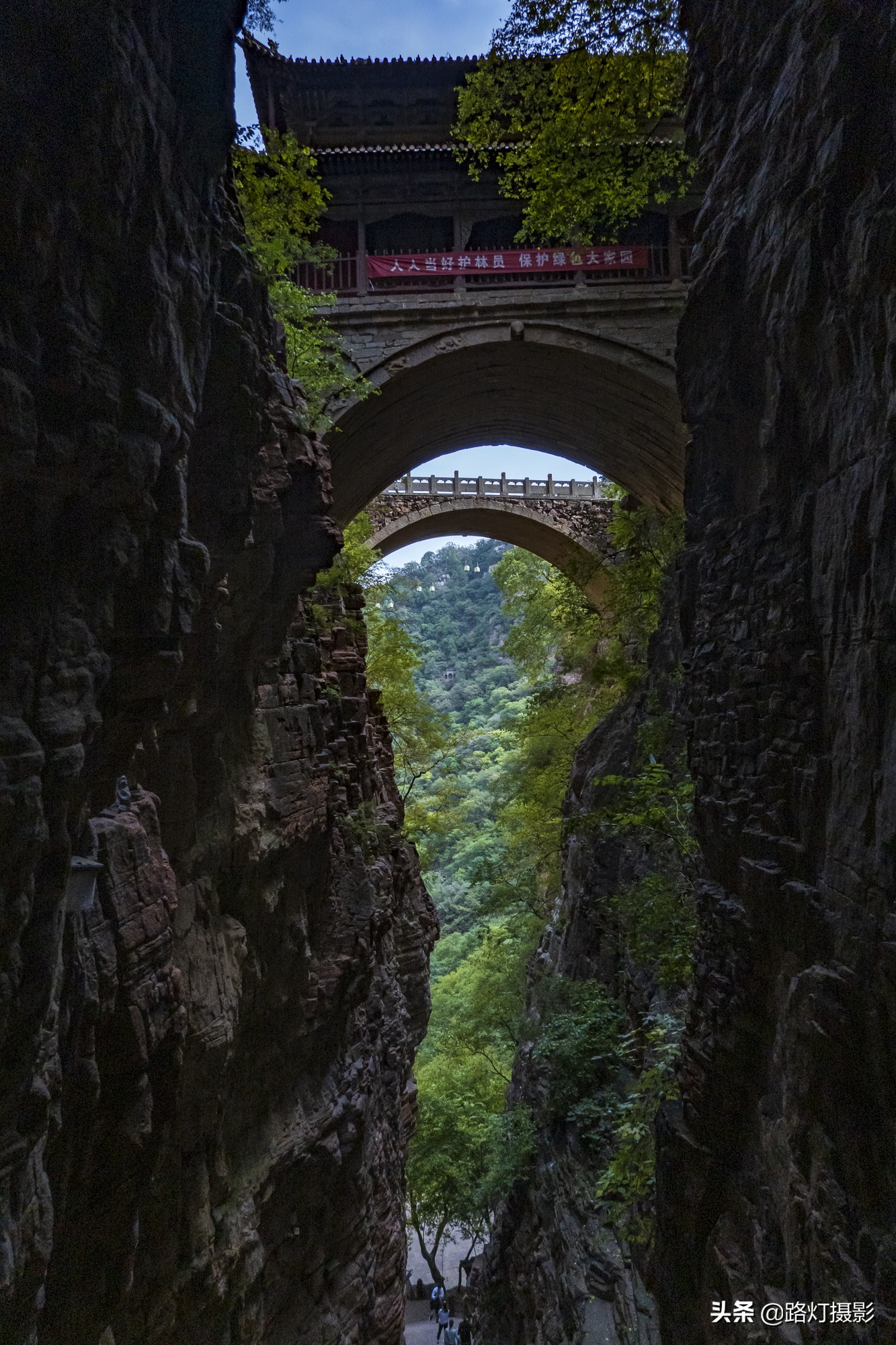Flying in the sky!  There is a "hanging temple" in Hebei, which spans over 500 years of precipitous cliffs. It is a wonder