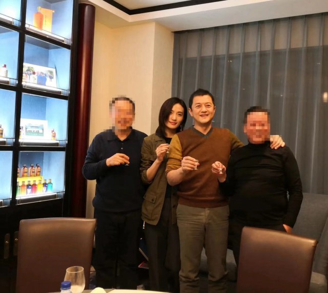 李亚鹏带新女友应酬，席间敬酒合影，这都是以