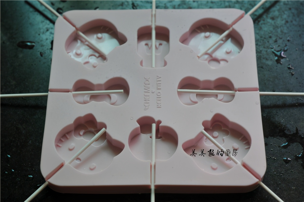 家庭自製冰激凌，有牛奶就能做，拌一拌凍一凍，綿糯無冰沙