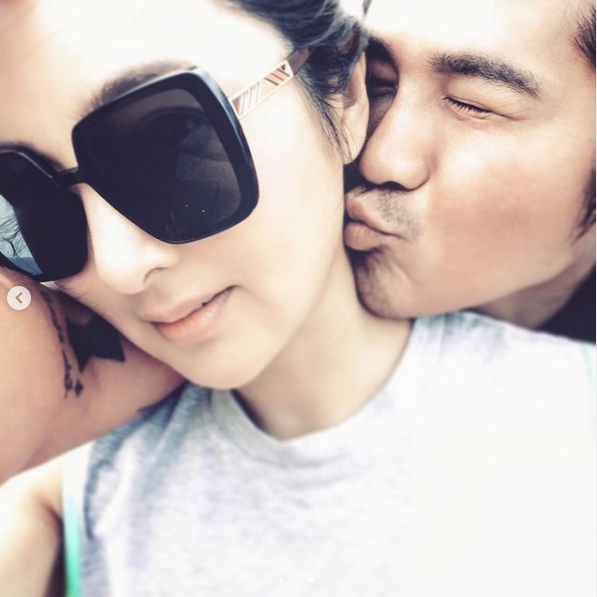 曹格曬夫妻合照撒糖，手撫老婆小腹表情吃驚，吳速玲被猜懷三胎