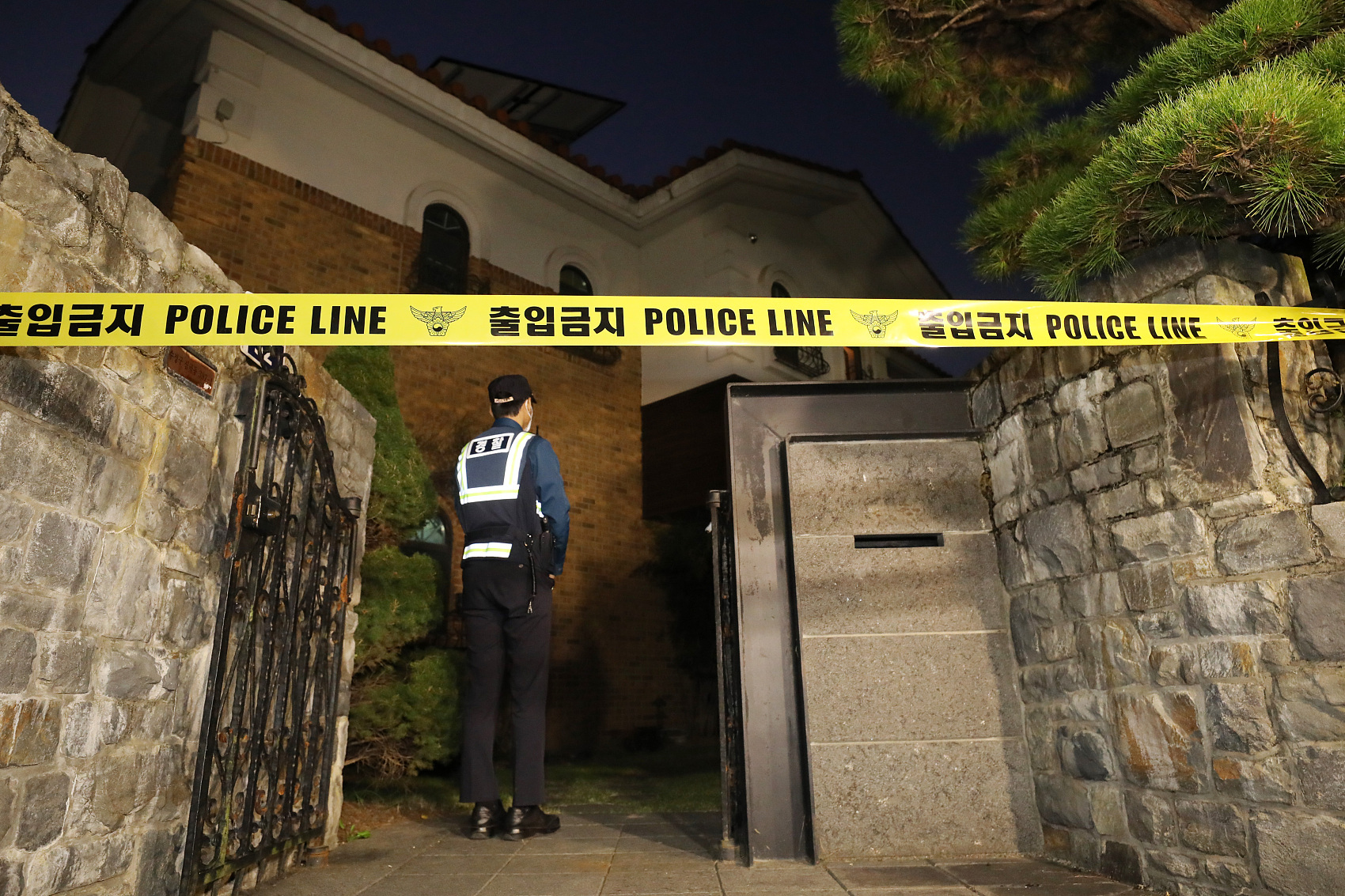 惋惜：雪莉确认自杀身亡，而他们一个割腕两个