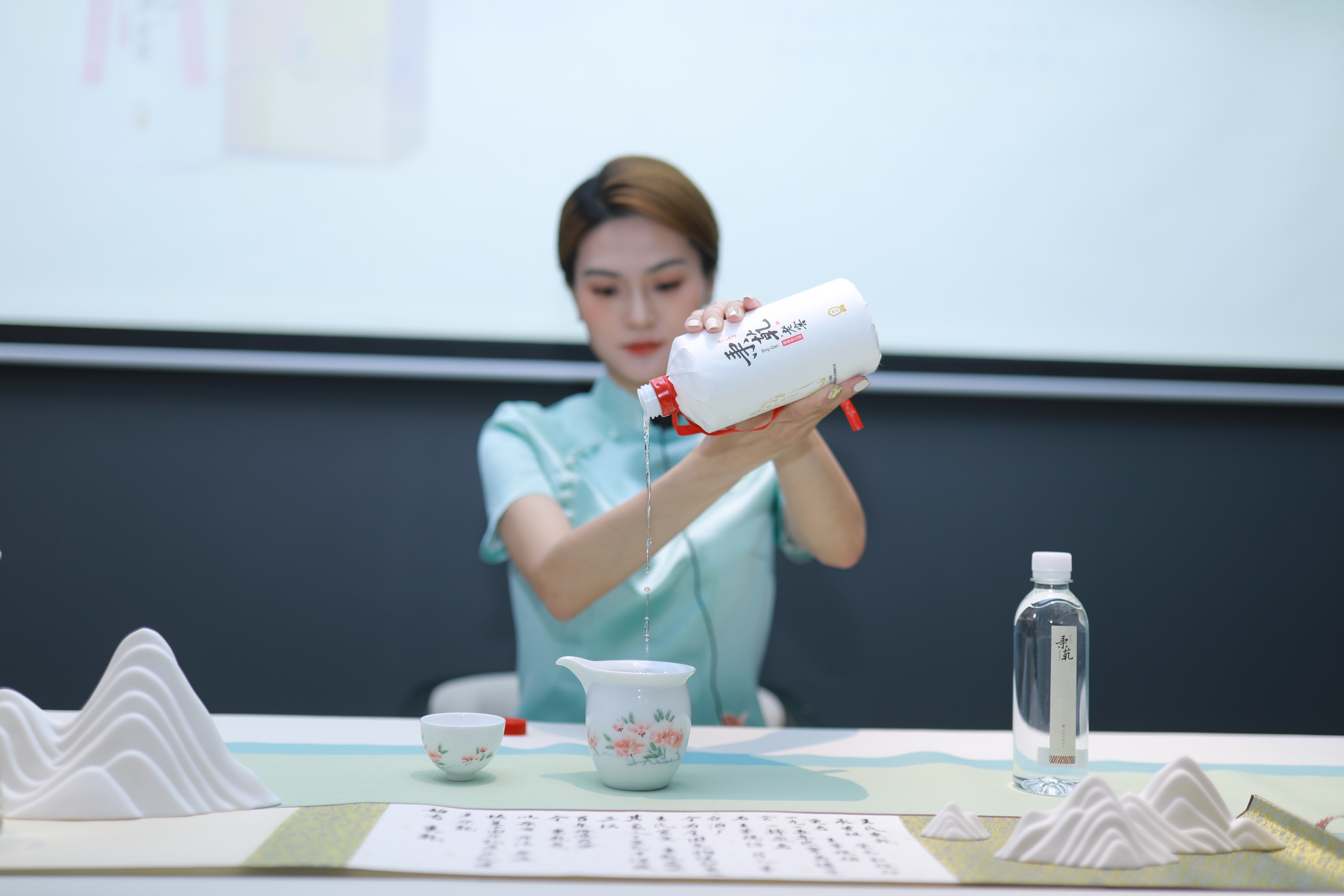 春之花闭幕式暨秉乾国酒品鉴会瓷酒文化赋能焕发新生机