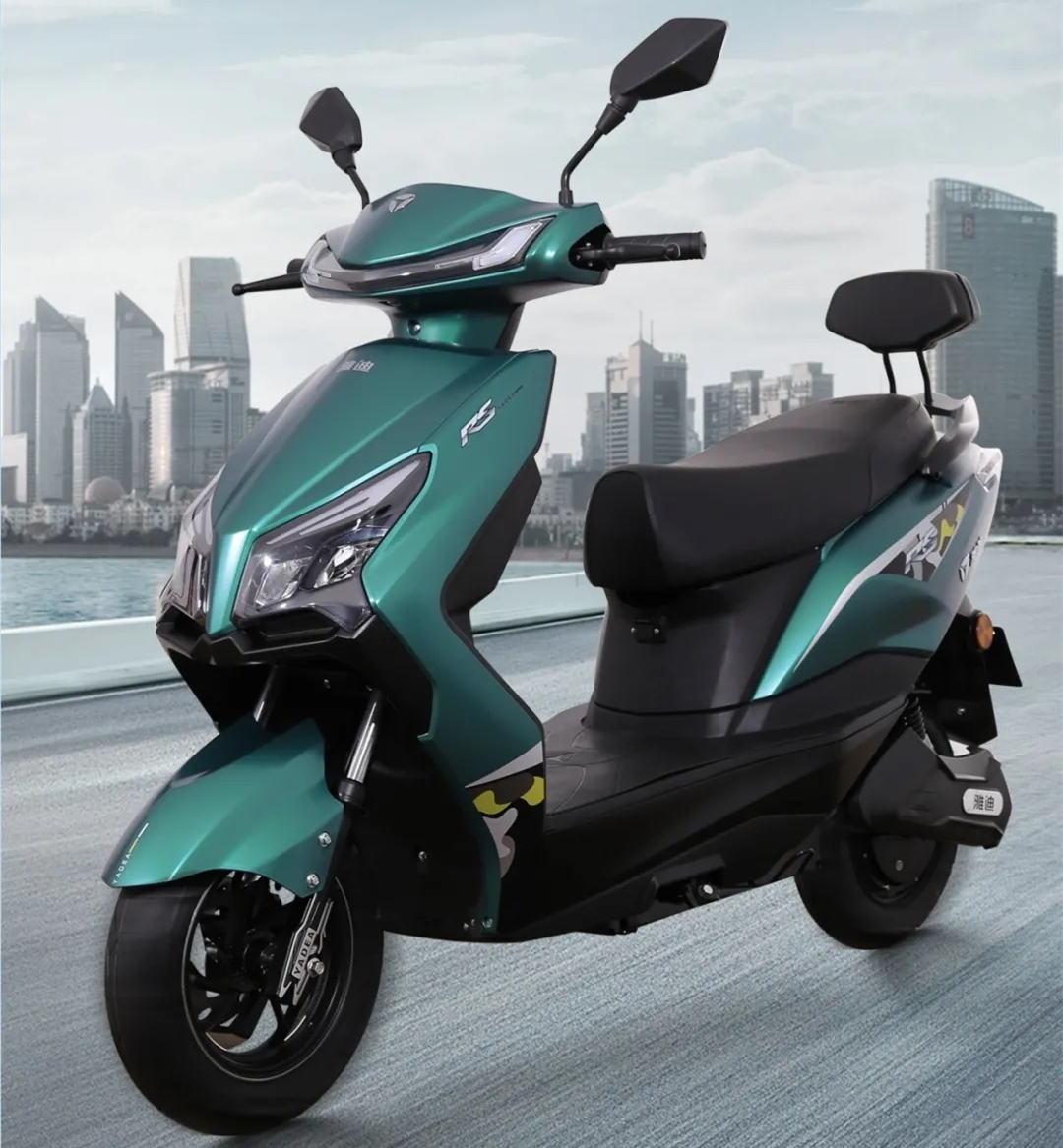 雅迪又推出一款电动车锐速配备1200w电机72v容量电池