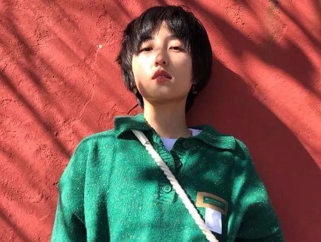 有一种美叫张子枫上大学，留短发神似山口百惠