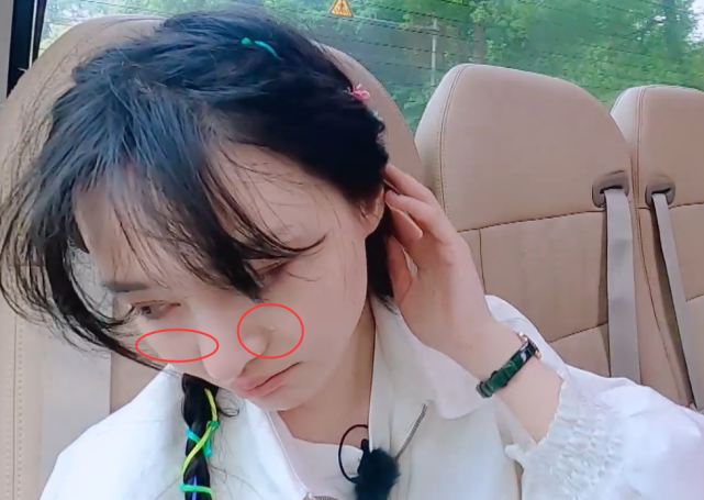 都说郑爽性格太矫情，带小朋友春游时，看清手