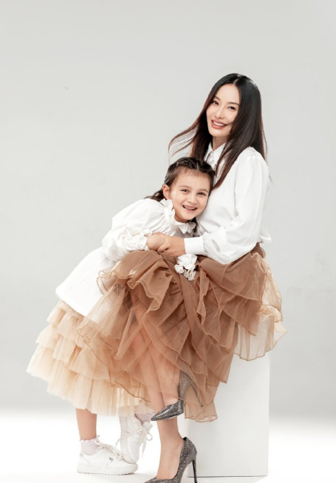 馬雅舒女兒迎來7歲生日，米雅近照暴風長高，大眼雙眼皮顏值超高