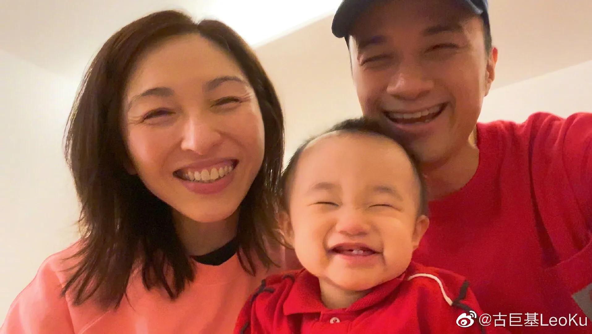 古巨基一家三口罕見出遊，公園自拍溫馨有愛，太太親力親為抱兒子