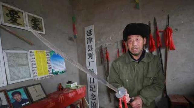 老农民家中有把日本军刀，日本人愿意出高价购