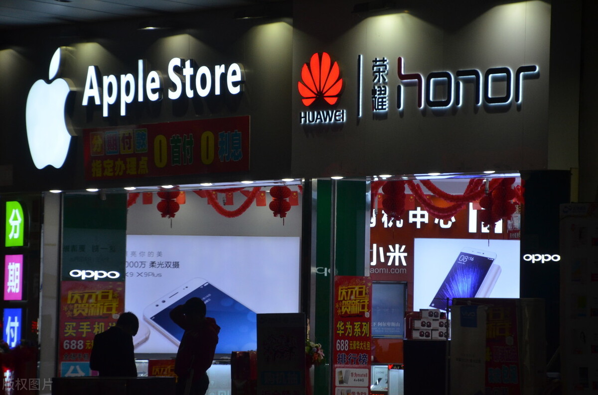 国产手机一哥换人，华为只能“退位”，小米、苹果不服不行