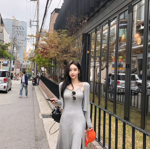 孙允珠连衣裙搭配美图 孙允珠银灰斜衩吊肩裙 胸口敞开让人发硬