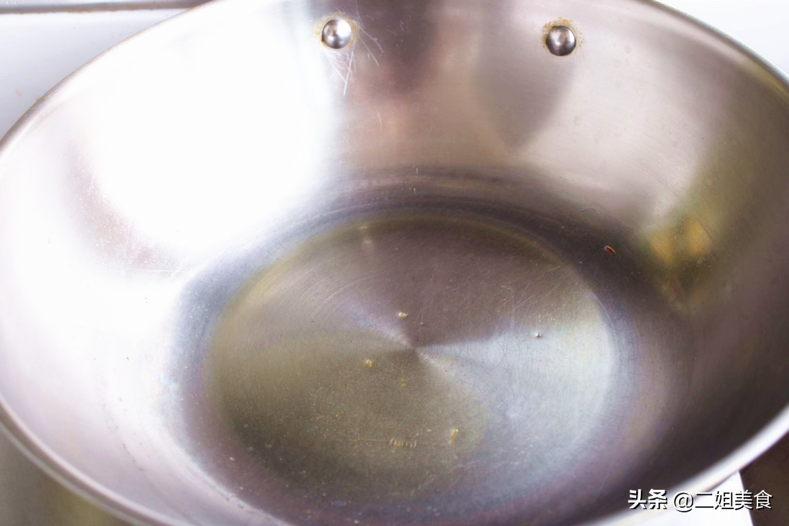 炒鍋在炒菜之後，牢記別立刻用水刷鍋，很多人都忽略了，別再弄錯