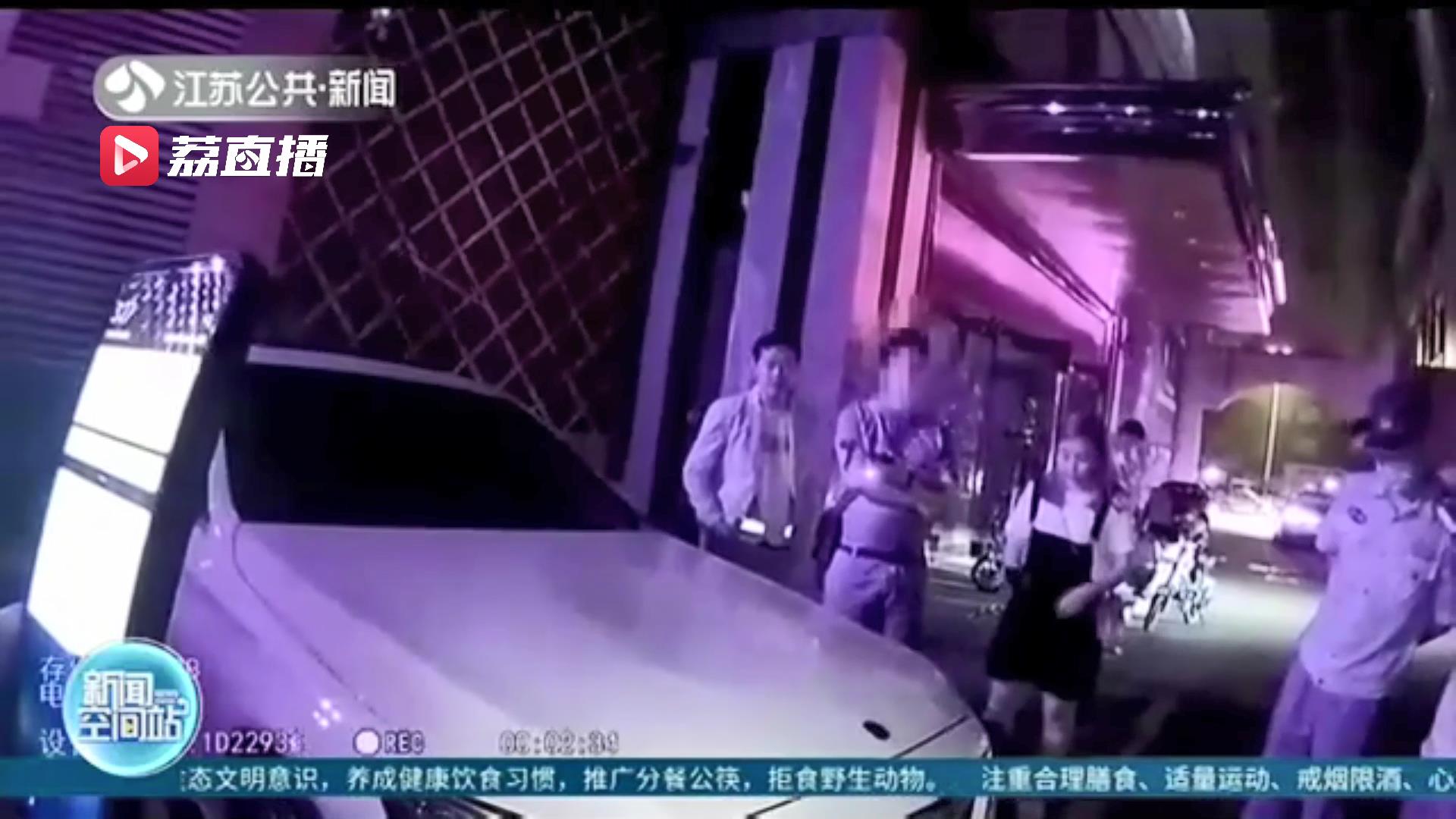 醉酒男子误将车当成床还躺着睡了一觉 引擎盖被压扁了