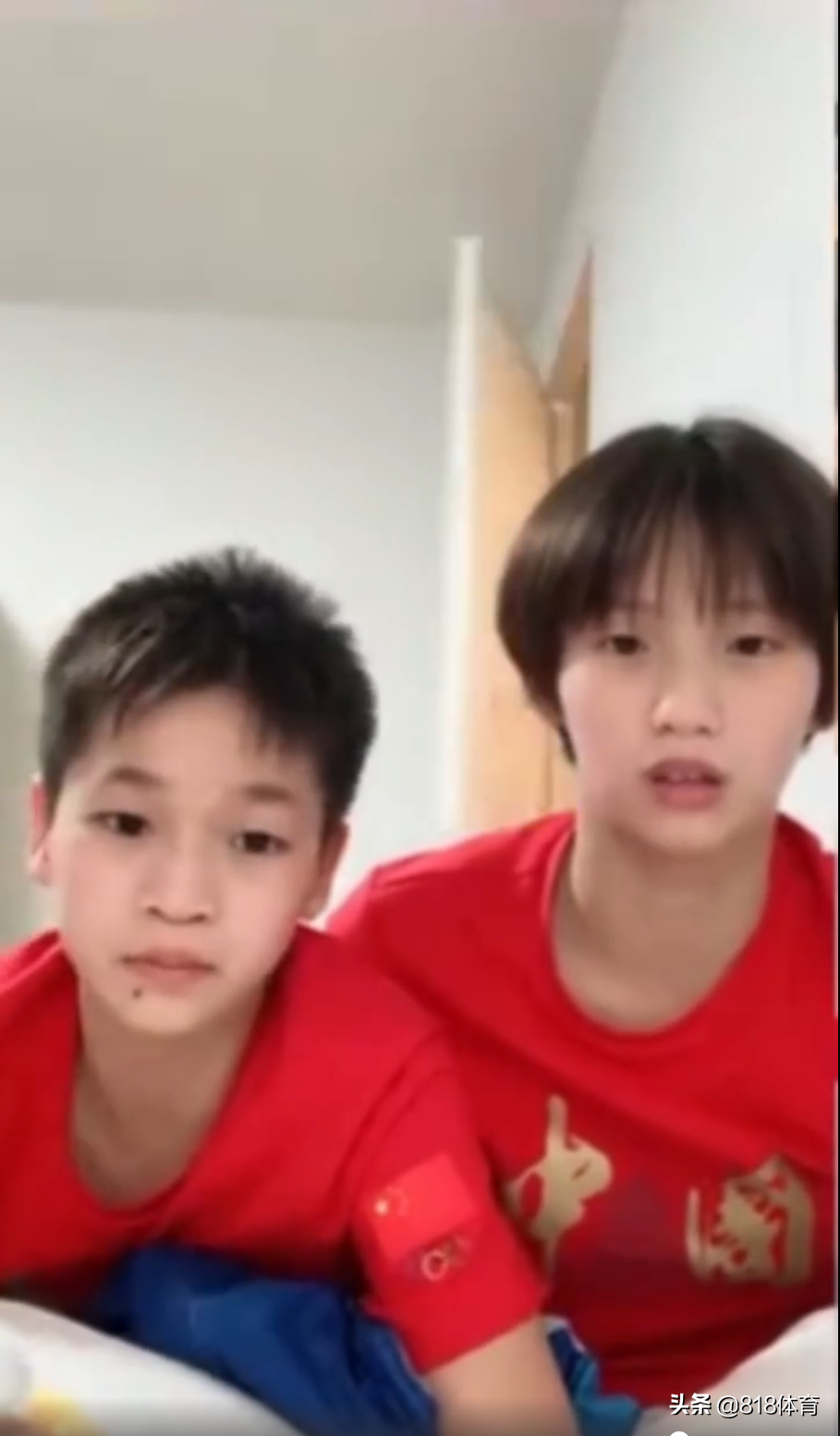 大姐大!全红婵陈芋汐直播到一半,张家齐突然冲进房间:快戴上口罩