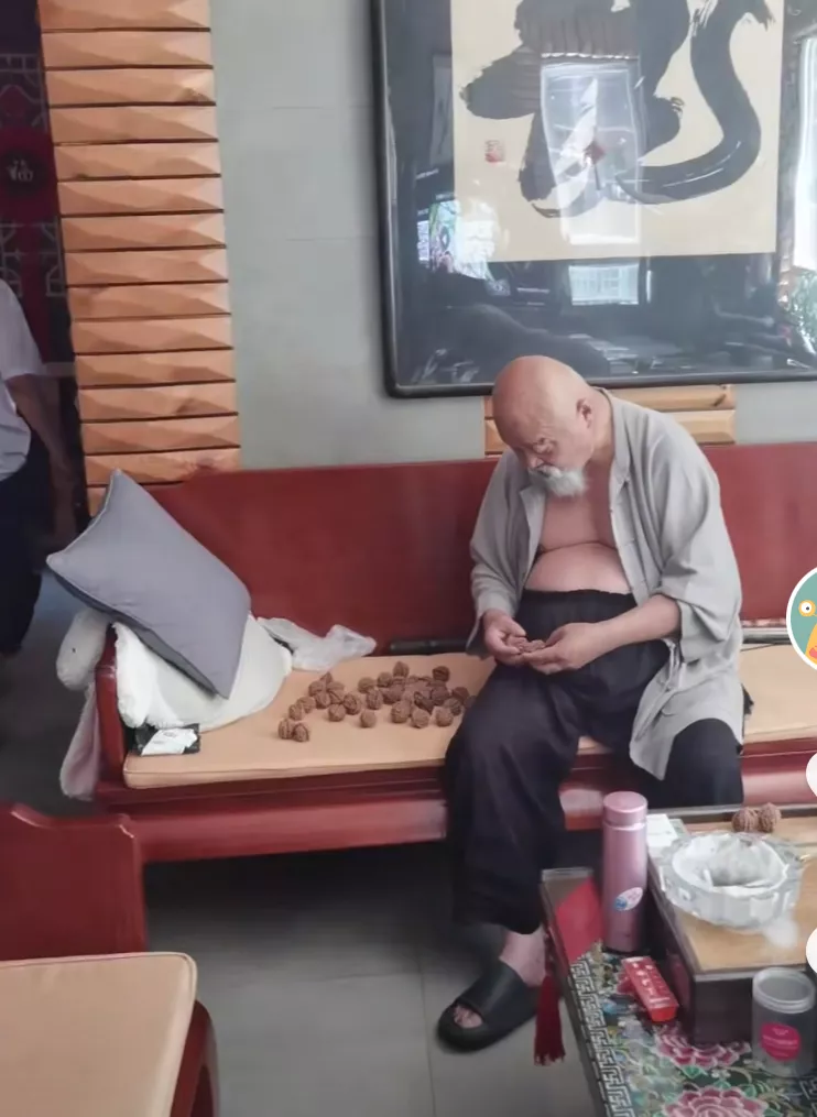 濮存昕现身私人饭局,闲聊遭偷拍,网友恐其失