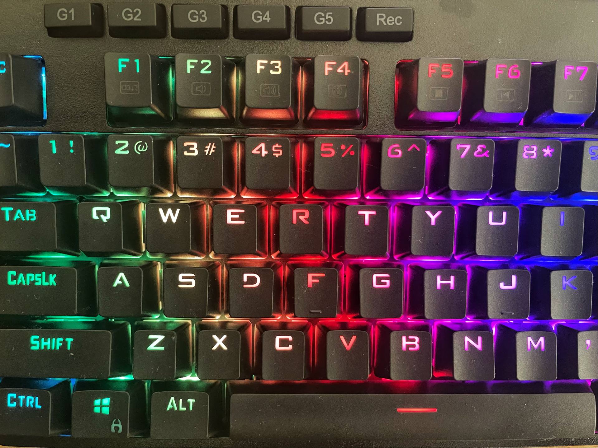 安静轻盈适合多场景使用超频三GI801黑曼巴红轴机械键盘评测