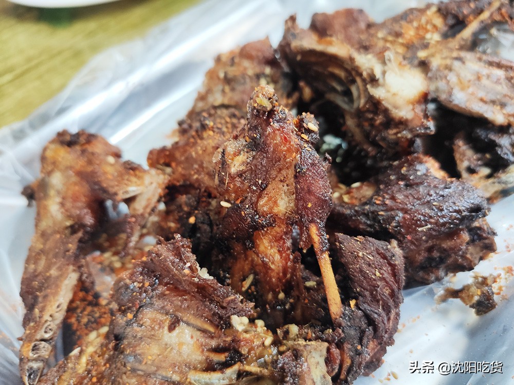 清真一条街里有家铁板鸡架，焖饼和麻辣烫最好吃