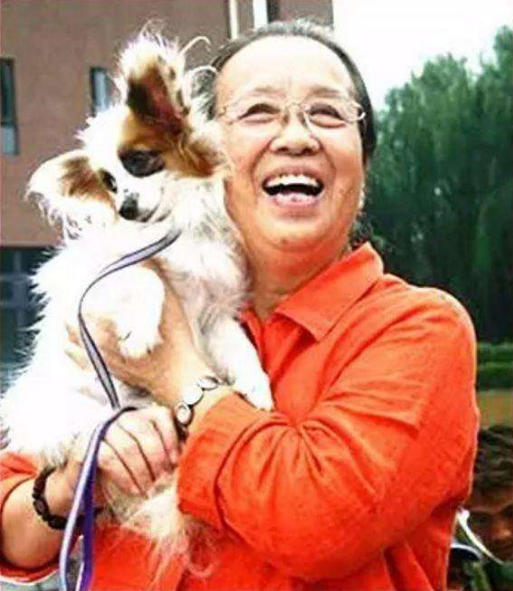 “容嬷嬷”自称年轻时很漂亮，看到照片后，网