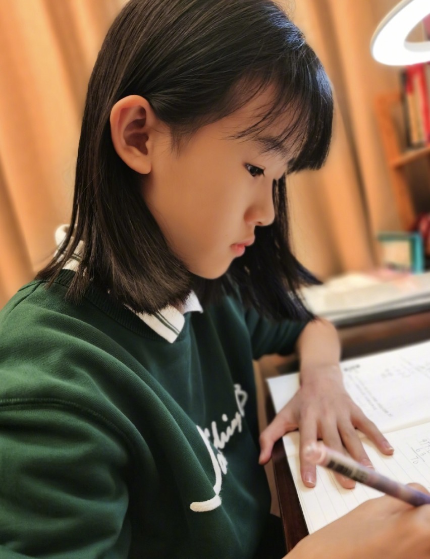 陸毅為12歲女兒慶生，貝兒蛋糕前許願，恬靜美好高顏值堪比校花