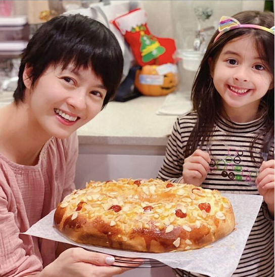 梁詠琪帶娃做蛋糕，45歲素顏真實，5歲混血女兒門牙掉光仍漂亮