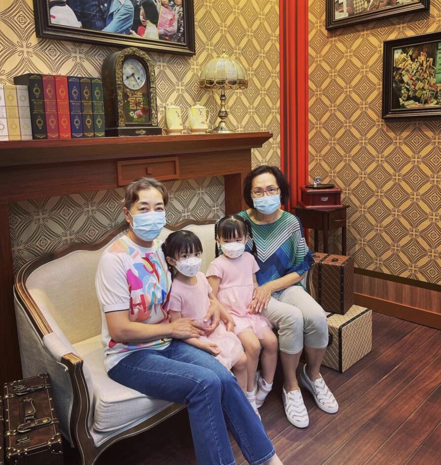 熊黛林老公带家人逛街，双胞胎女儿扎双麻花辫，手拉手拍照好有爱