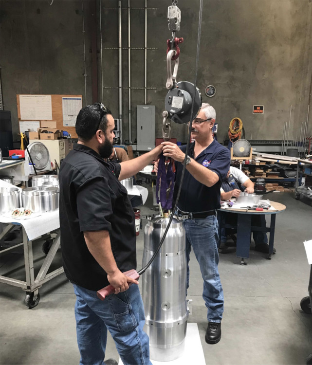 画面惊险又刺激！美国专家徒手拆核弹，网友直呼都是一群猛人