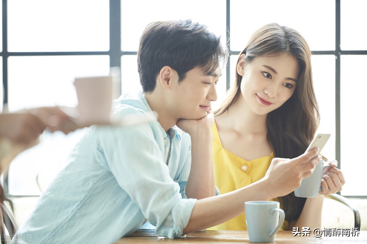 女人对你有好感，会有这五种小“暗示”，男人要读懂