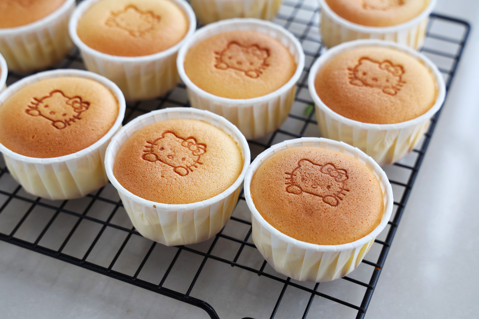 戚风纸杯蛋糕的做法，不回缩不开裂，柔软细腻，在家做轻松搞定