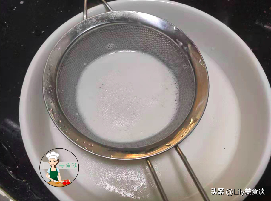 夏天，这蒸糕常做给家人吃，一拌一蒸，爽滑筋道香甜，营养不上火