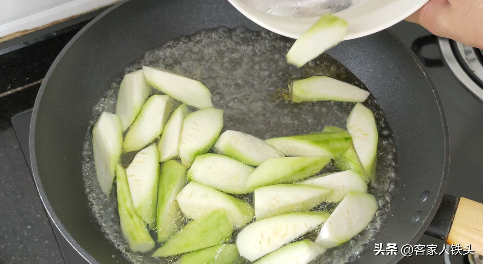 天热大虾别油焖，加2根丝瓜这样做真开胃，我家孩子吃了主动添饭