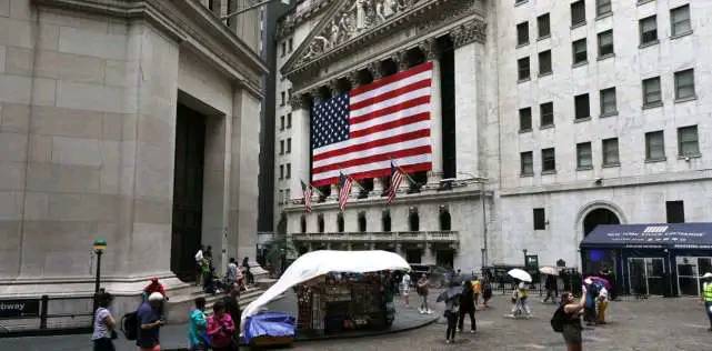 美国被特朗普“坑”了，工人现在不愿复工，宁愿在家坐等救助金