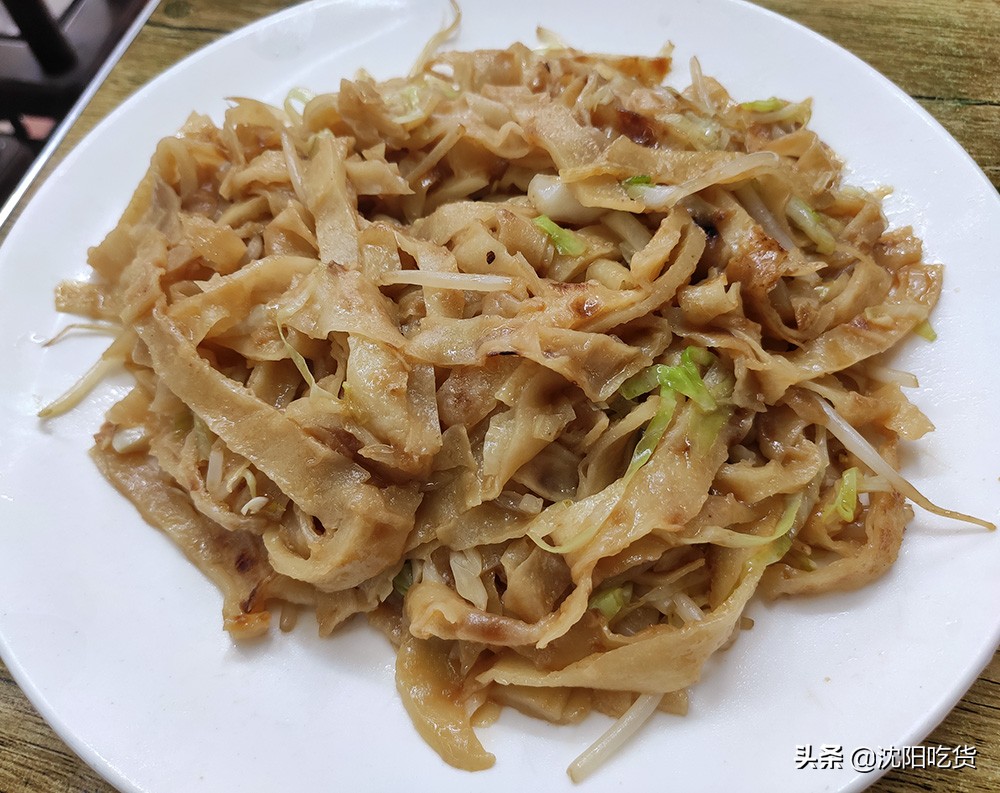 清真一条街里有家铁板鸡架，焖饼和麻辣烫最好吃